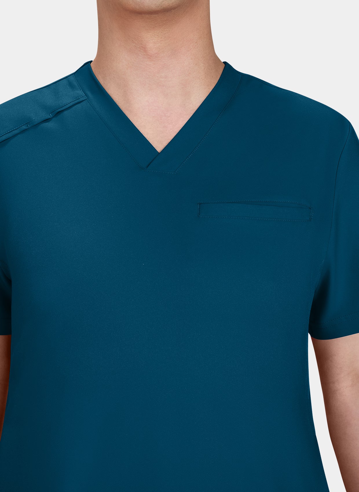 Zoom sur le col d'un homme portant une blouse medicale Koi Cureology Stasis Bleu Caraibe