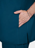 Zoom sur la poche d'un homme portant une blouse medicale Koi Cureology Stasis Bleu Caraibe