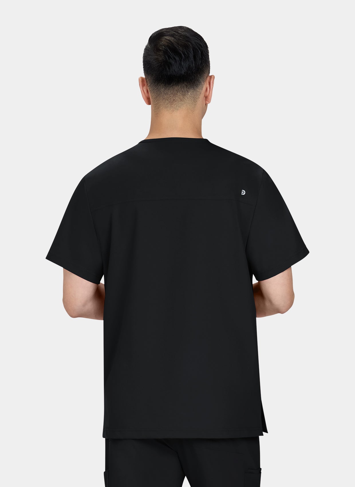 Homme de dos portant une blouse medicale Koi Cureology Stasis Noir