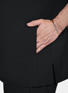 Gros plan sur la poche d'un homme portant une blouse medicale Koi Cureology Stasis Noir