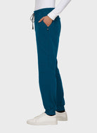 Pantalon médical femme Koi Next Gen Bonnes ondes bleu Caraïbes vue trois quarts