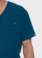 Blouse médicale homme Koi Next Gen De garde bleu Caraïbes gros plan