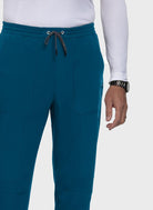 Pantalon médical homme Koi Next Gen De jour comme de nuit bleu Caraïbes gros plan 2