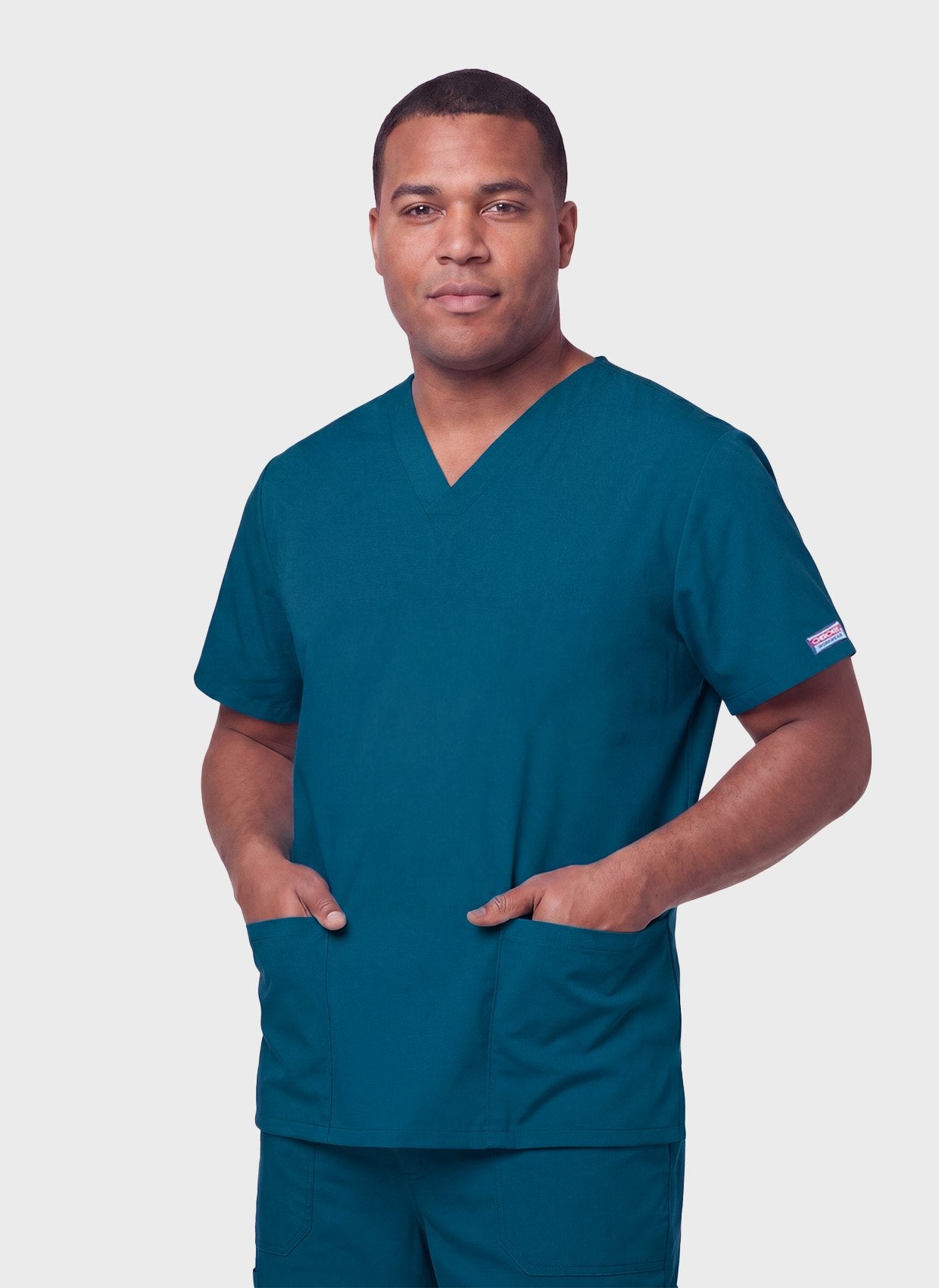 homme portant une blouse medicale cherokee unisex bleu caraible