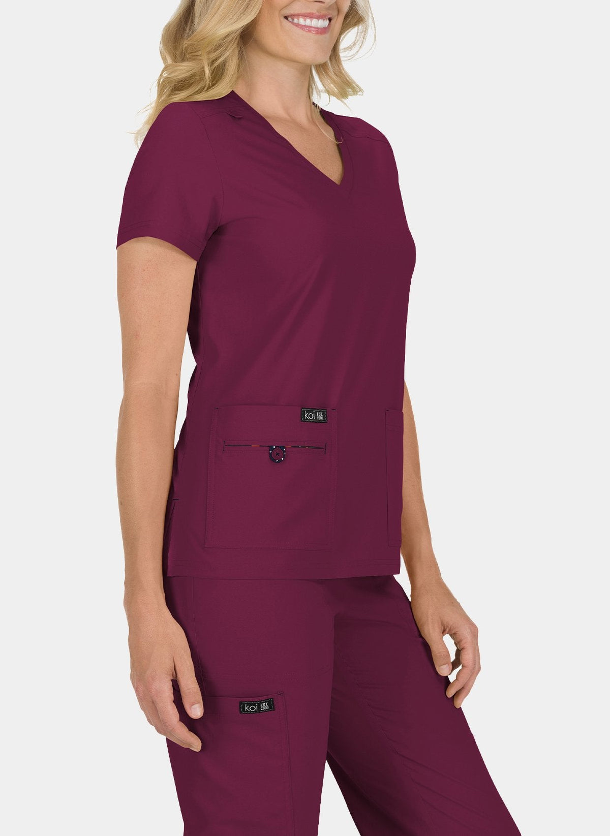 Blouse médicale femme Koi Basics Becca - Bordeaux, col en V