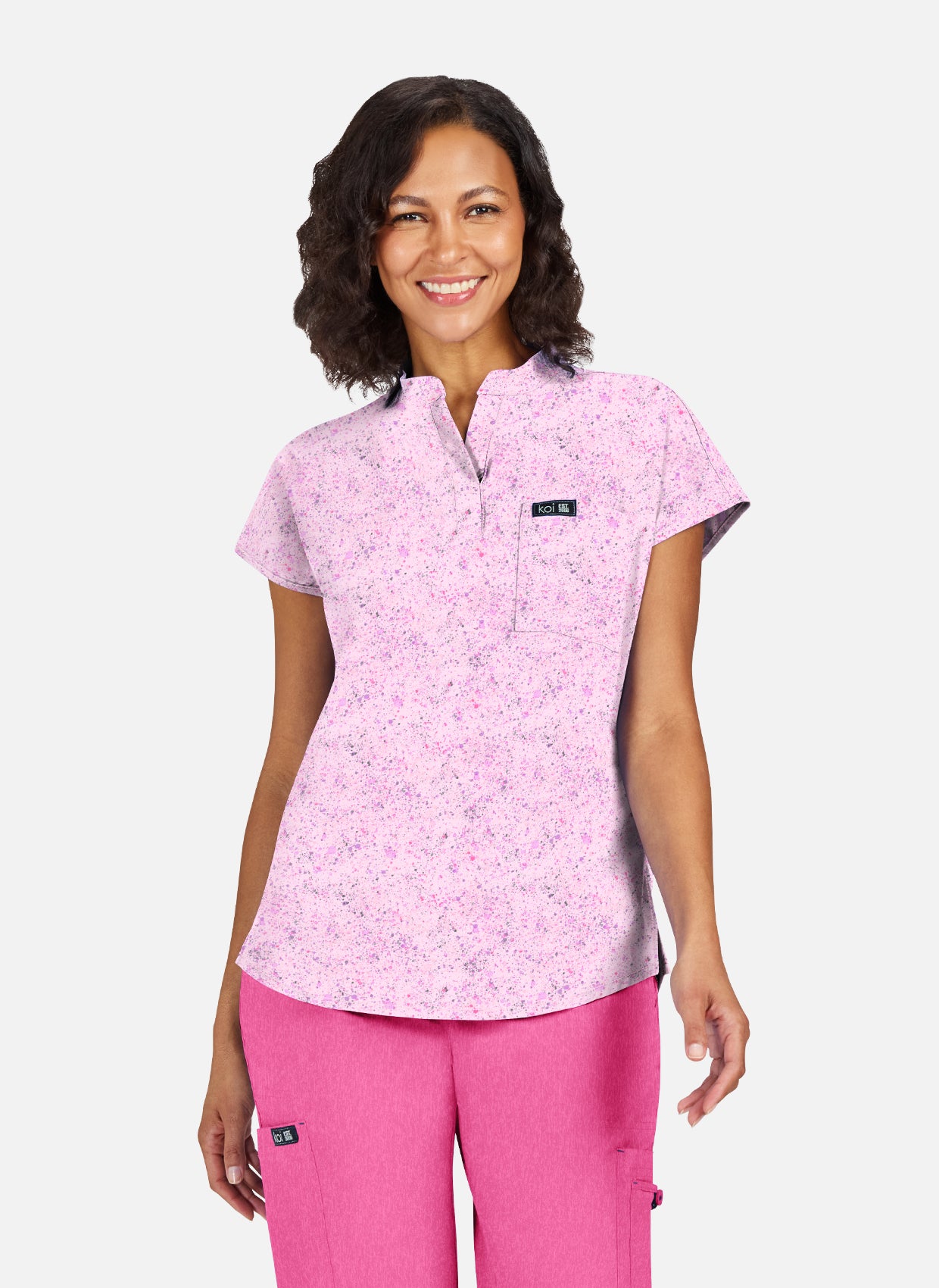 Tenue Koi Basics Leslie fleurs portée par une dentiste de chez Happyblouse