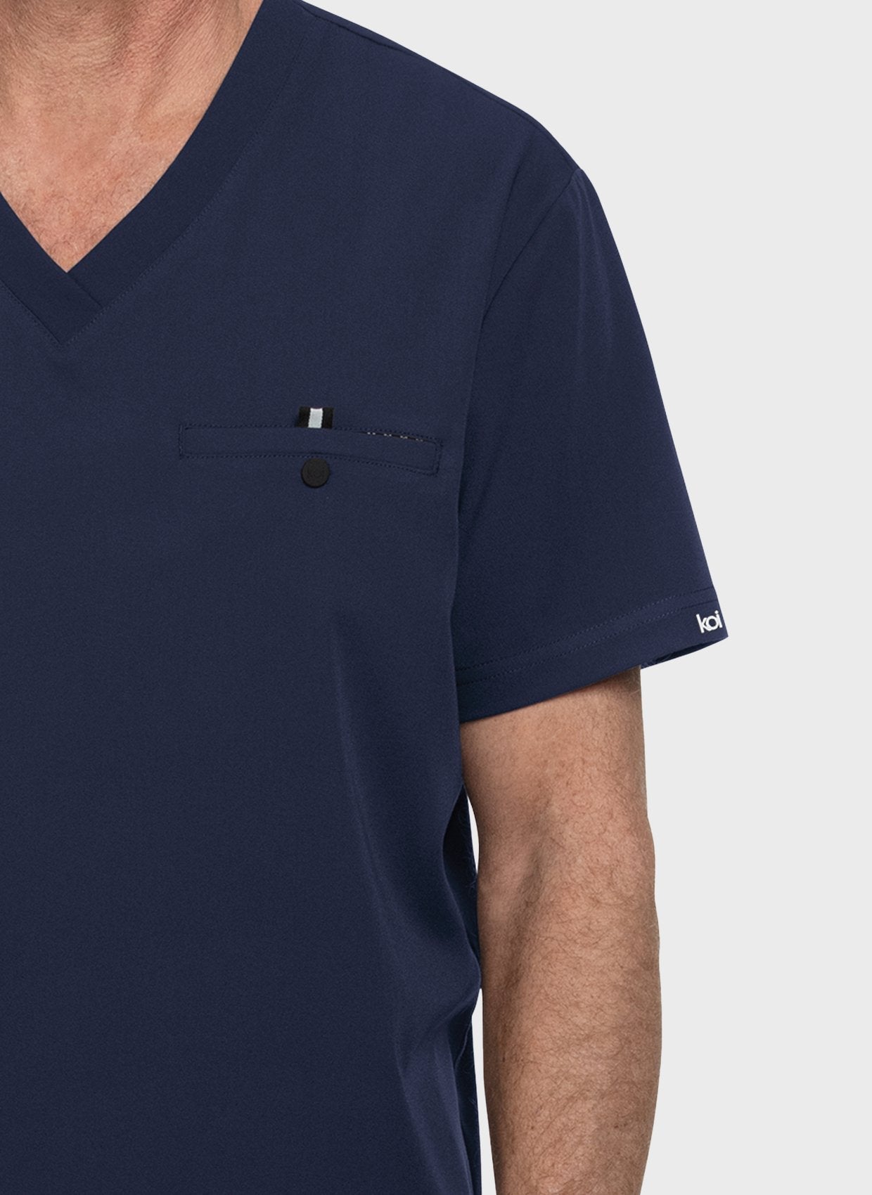 Blouse médicale homme Koi Next Gen De garde bleu marine gros plan