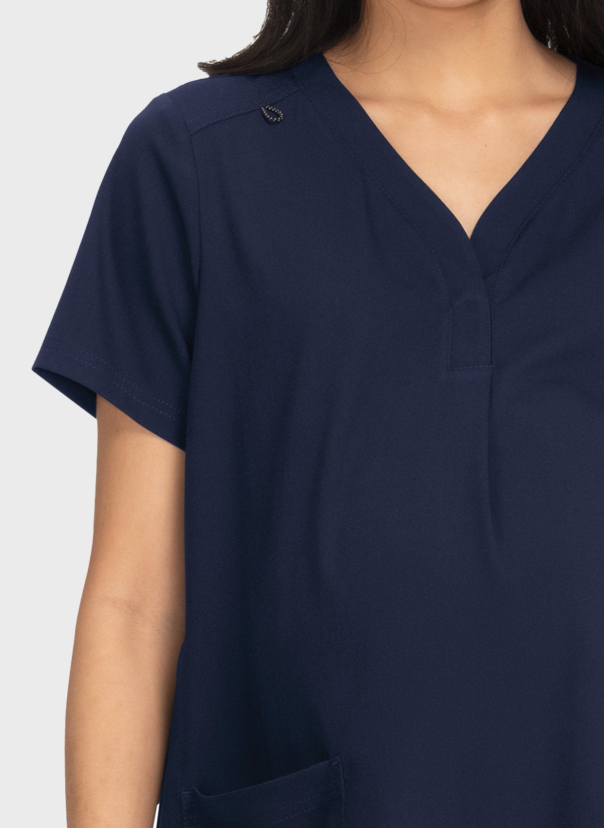 Blouse médicale femme maternité Koi Next Gen À bord bleu marine gros plan