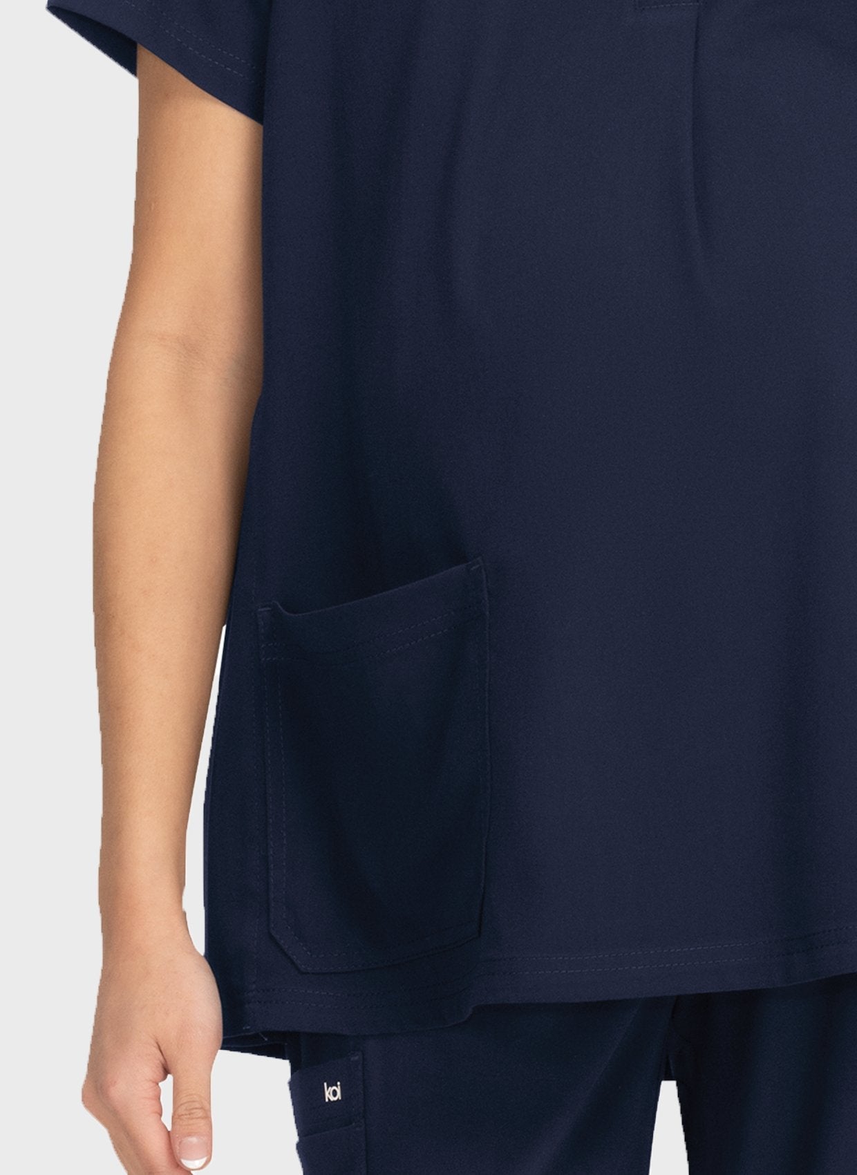 Blouse médicale femme maternité Koi Next Gen À bord bleu marine gros plan 2