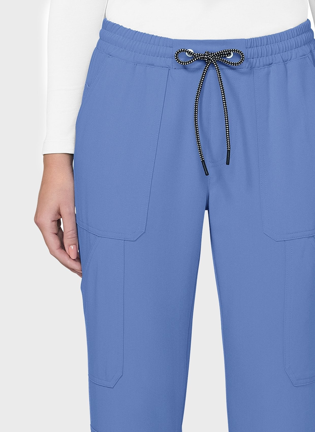 Pantalon médical femme Koi Next Gen Bonnes ondes bleu ciel gros plan
