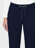 Pantalon médical femme Koi Next Gen Bonnes ondes bleu marine gros plan