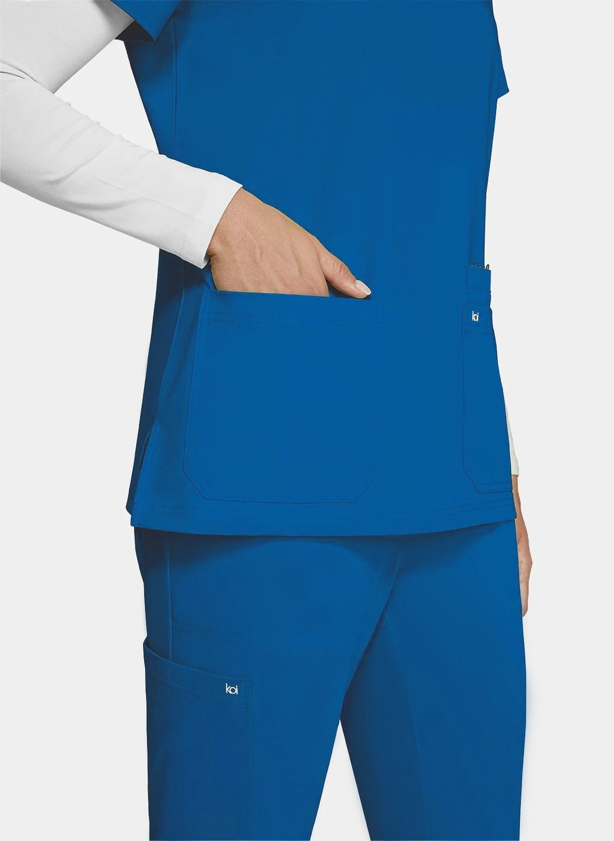 Blouse médicale femme Koi Next Gen Agitation et passion bleu roi gros plan