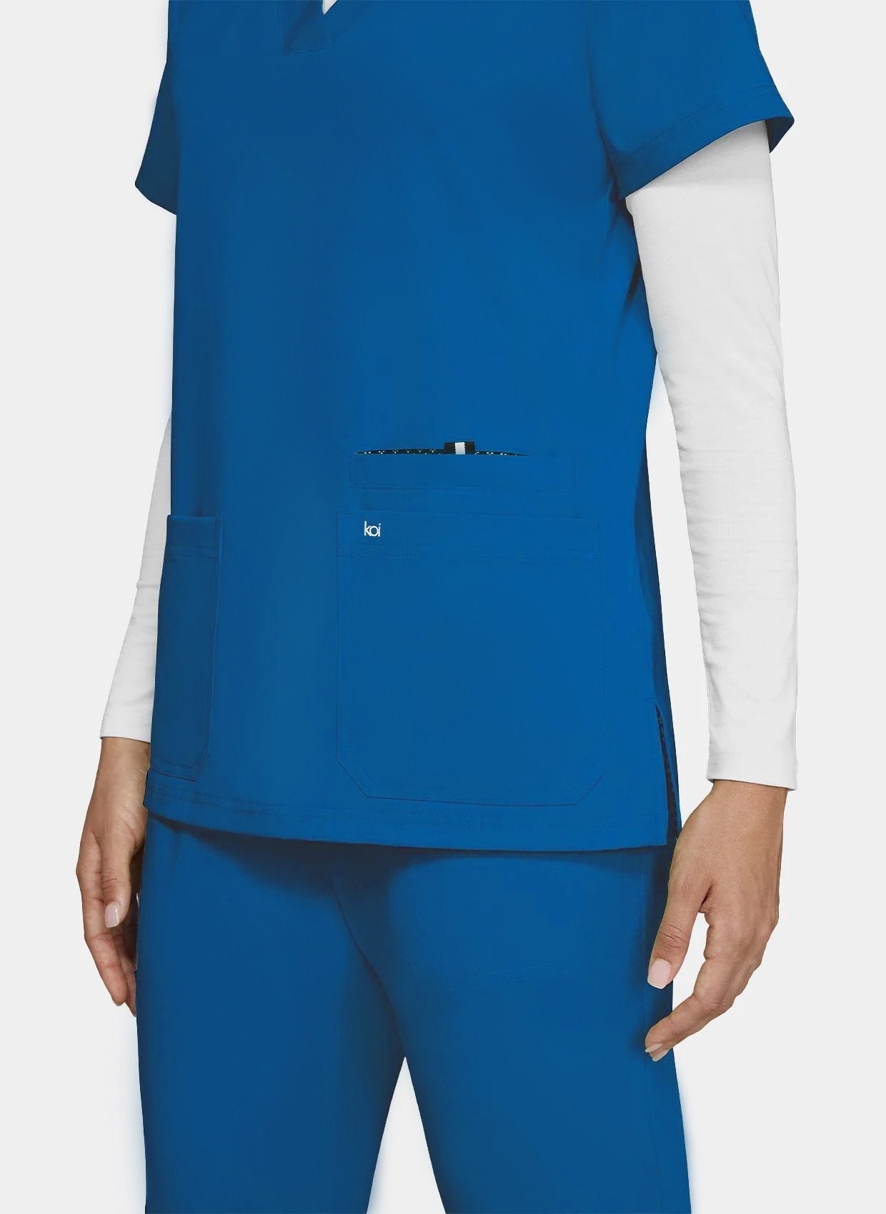 Blouse médicale femme Koi Next Gen Agitation et passion bleu roi gros plan 2