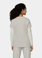 femme portant blouse medicale koi solis sari perle de dos