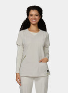 femme portant blouse medicale koi solis sari perle de devant main dans la poche