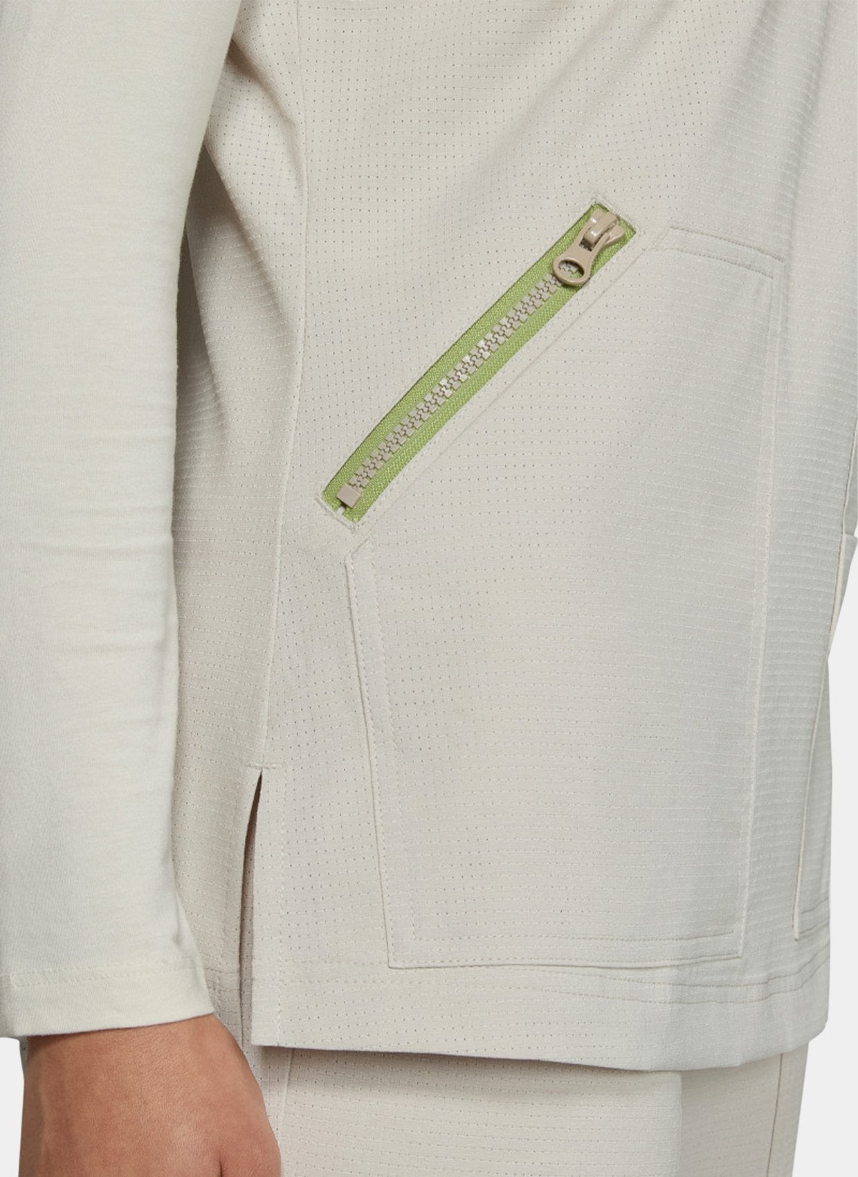 femme portant blouse medicale koi solis sari perle poche